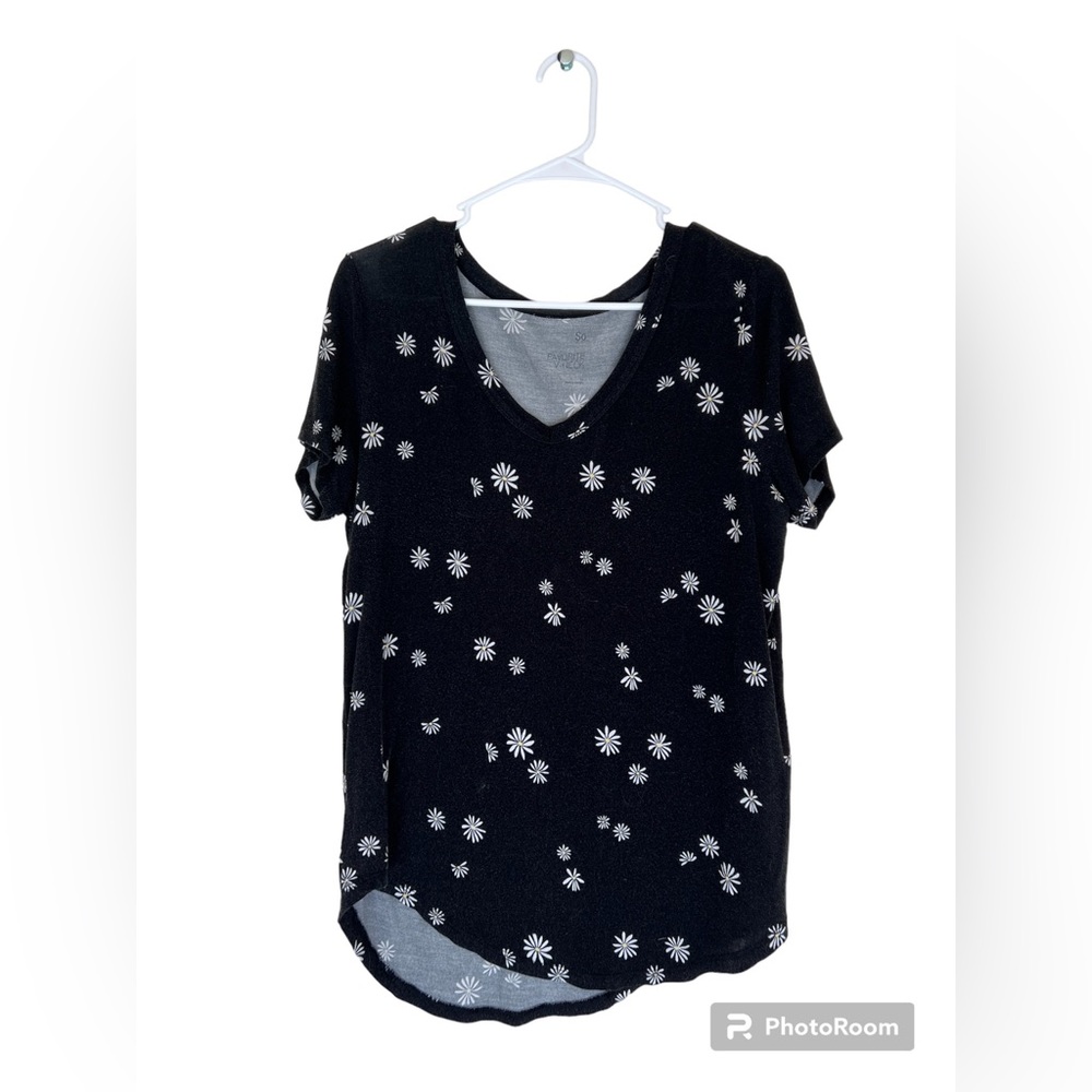 Black t-shirt with white flowers.